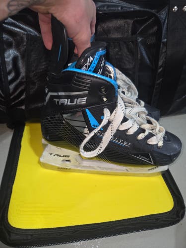 Black/Navy True Catalyst 5x4 Hockey Skates Regular Width 7.5 (Used)