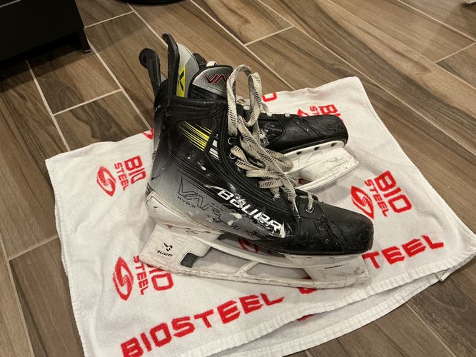 2023 Bauer Vapor Hyperlite 2 Hockey Skates Narrow Width 11.5 (Used)
