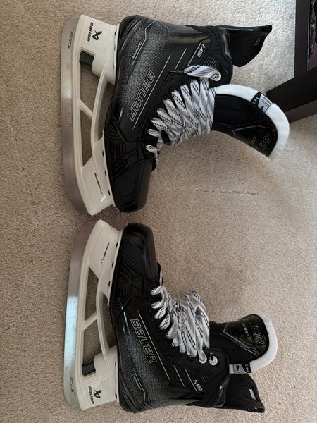 2024 Bauer Supreme M50 Pro Hockey Skates Regular Width 9 (Used)