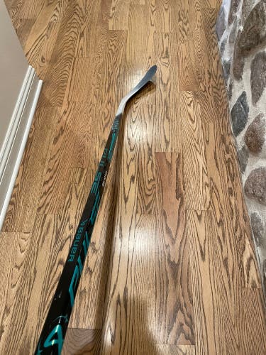 Intermediate Bauer Pulse Right Handed Hockey Stick P28 40 Flex (Used)