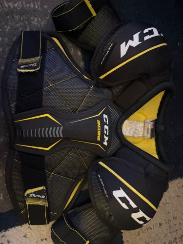 Men's Medium Junior CCM Tacks Shoulder Pads (Used)