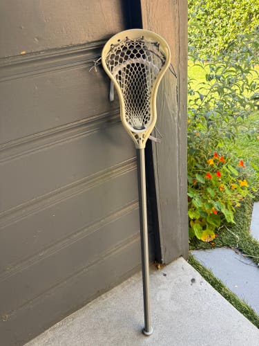 StringKing Mark 2A in Raw on a Stringking Limited Edition Carbon Pro in Gray