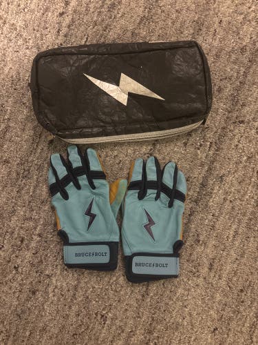 XL Bruce Bolt Short Cuff Batting Gloves (Barely Used) (Comes With Case)
