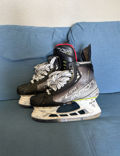 Bauer Vapor Hyperlite Hockey Skates 7.5 (Used)