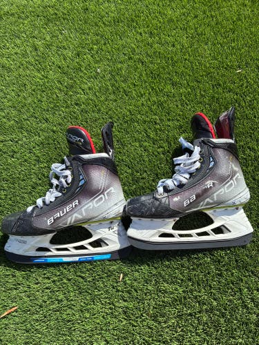 2021 Bauer Vapor Hyperlite Hockey Skates 7 (Used)
