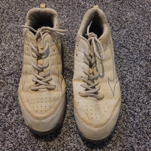 White Women's Size M 9.0 (W 10.0) Mizuno Low Top Metal (Used)