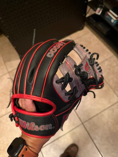 2023 Wilson A2000 1975 superskin  with spin control tech
RH Infield Baseball Glove 11.5" (Used)