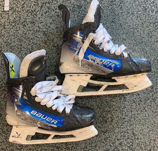 White/Blue 2023 Bauer Vapor Hyperlite 2 Hockey Skates Extra Wide Width Pro Stock 7.5 (Used)