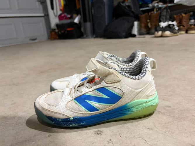 White Kid's 4.5Y (Big Kids / Youth) Youth New Balance High Top Turf Cleats (Used)