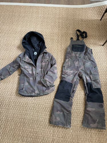 Unisex Youth Medium Volcom Jacket (Used) and bib pants