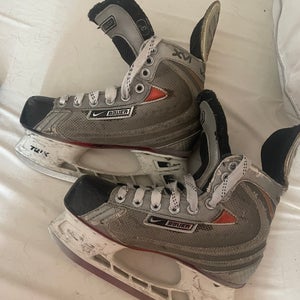 2007 Bauer Vapor XVI Hockey Skates Regular Width Size 3 (Used)
