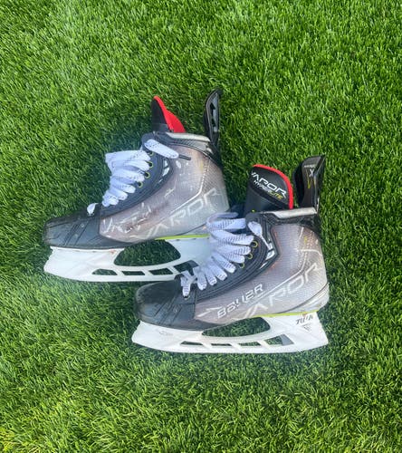 Bauer Vapor Hyperlite Hockey Skates 9 (Used)
