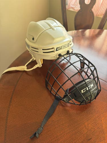 Medium Nike Bauer 4500 Helmet (Used)
