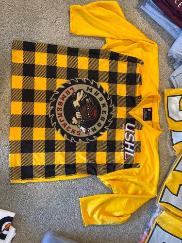 Muskegon Lumberjacks USHL Yellow Medium Adult Unisex Jersey (New)