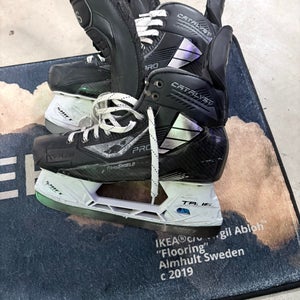 Black True Catalyst Pro Hockey Skates Regular Width Pro Stock 9.5 (Used)