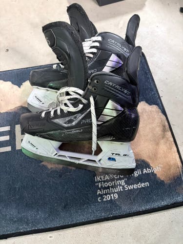 Black True Catalyst Pro Hockey Skates Regular Width Pro Stock 9.5 (Used)