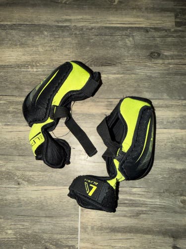 Junior Medium Warrior Alpha QX5 Elbow Pads (Used)