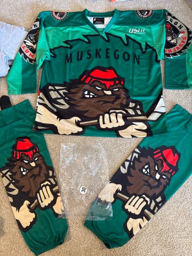 Muskegon Lumberjacks USHL Green Large Adult Unisex Jersey (New) with hockey socks