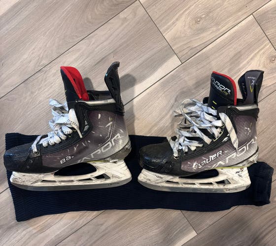 2021 Bauer Vapor Hyperlite Hockey Skates Regular Width Size 5.5 (Used)