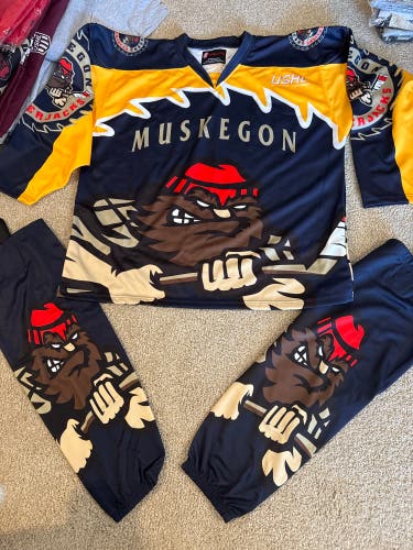 Muskegon Lumberjacks USHL navy blue large Adult Unisex Jersey with 30 inch hockey logo socks!