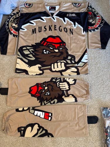 Muskegon Lumberjacks USHL gold large Adult Unisex Jersey with 30 inch hockey logo socks!