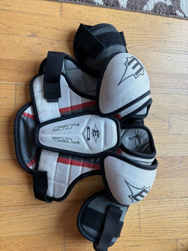 Large Youth Easton ST4 Shoulder Pads (Used)