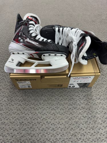 Bauer Vapor Fly40 Hockey Skates Size 5 (New)