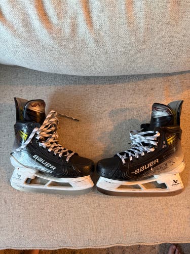 2023 Bauer Vapor Hyperlite 2 Hockey Skates 7.5 (Used)