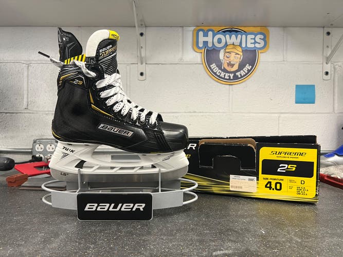 Bauer Supreme 2S Hockey Skates Regular Width Size 4 (New)