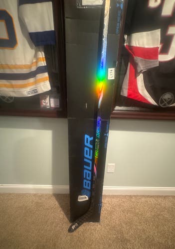 Intermediate Bauer Nexus Tracer Hockey Stick | RH P28 Lightly used - great condition!