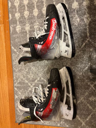 Red 2023 Bauer Vapor Hyperlite 2 Hockey Skates Regular Width 9 (Used)
