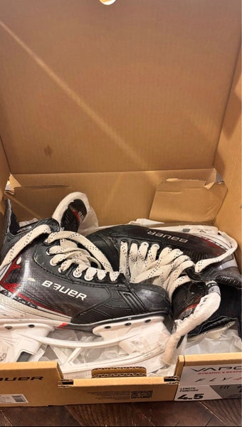 Black 2025 Bauer Vapor Fly40 Hockey Skates Size 4.5 (Used)