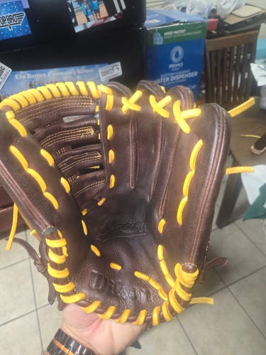 Wilson RH Outfield A800 Baseball Glove 12.25" (Used)
