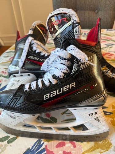 Black Bauer Hockey Skates Regular Width 6.5 (Used)