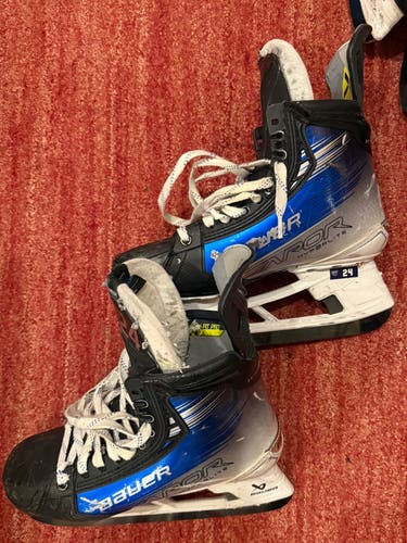 2023 Bauer Vapor Hyperlite 2 Hockey Skates Regular Width Pro Stock 9.5 (Used)
