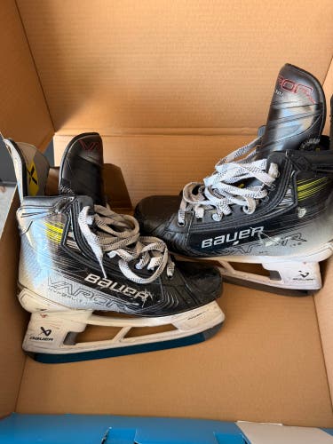 USED - 1 season Black/Gray 2023 Bauer Vapor Hyperlite 2 Hockey Skates Regular Width 7.5 FIT 1 (Used)