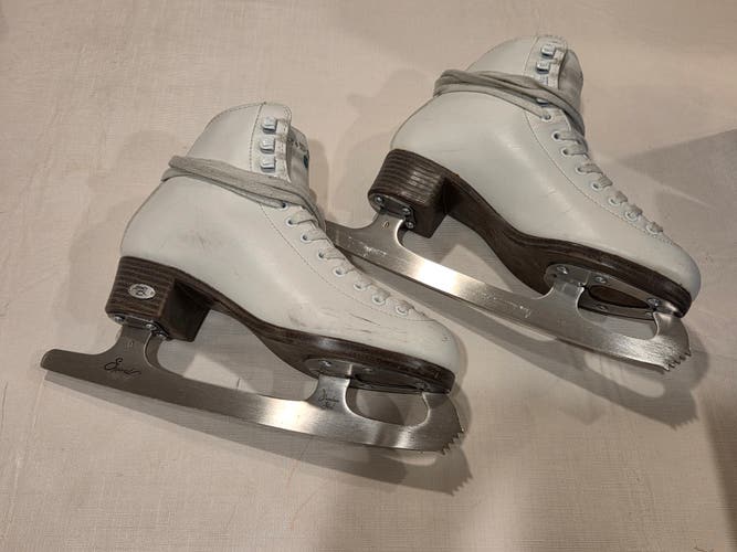 Riedell Figure Skates Adult 4 (Used)