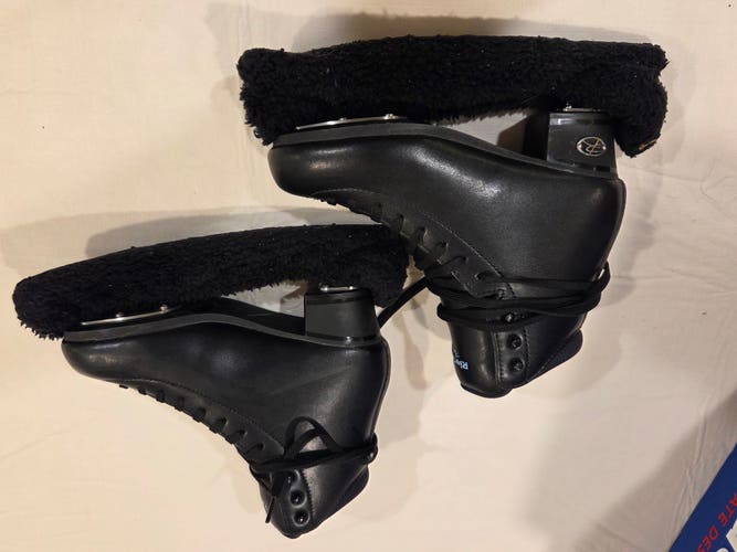 Riedell Figure Skates Adult 4 (Used)