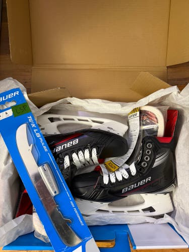 New in Box Bauer Vapor X4 Intermediate Hockey Skates Size 6.5 Fit 2 + brand new spare runners