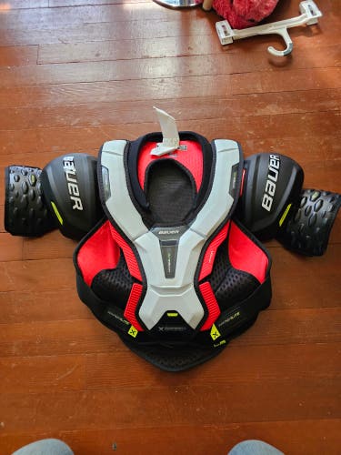 Medium Intermediate Bauer Vapor Hyperlite Shoulder Pads (Used)