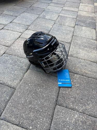 Medium Bauer Re-Akt 55 Helmet (New)