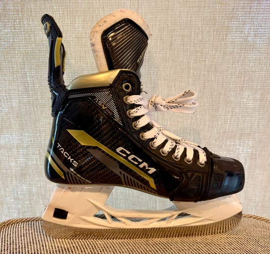 2022 CCM AS-V Pro Hockey Skates Regular Width 6 (Used)