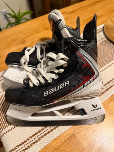 2025 Bauer Vapor Fly40 Hockey Skates Wide Width 7.5 (Used)