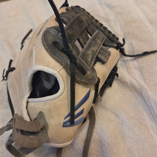 Easton RH Black Magic Softball Glove 12" oil-tanned leather. Game Ready