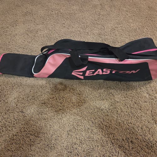 Easton E100T Fastpitch Bat Bag. Stores two bats w/ Rugged fence hook. Black/Pink