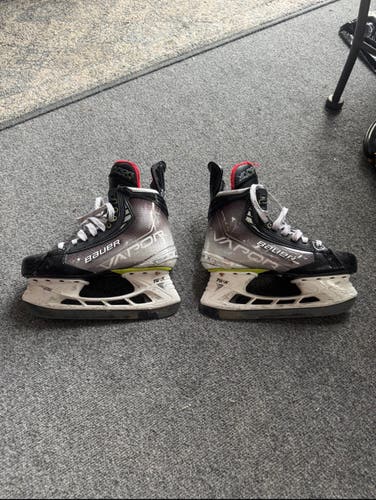 2021 Bauer Vapor Hyperlite Hockey Skates Regular Width   Size 5.5 (Used)