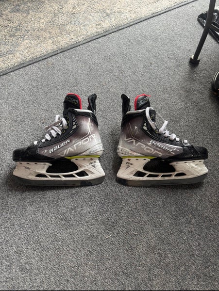 2021 Bauer Vapor Hyperlite Hockey Skates Regular Width Size 5.5 (Used)