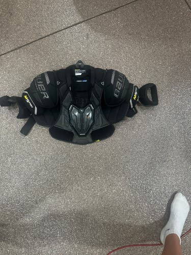 Men's Medium Intermediate Bauer Shoulder Pads (Used)