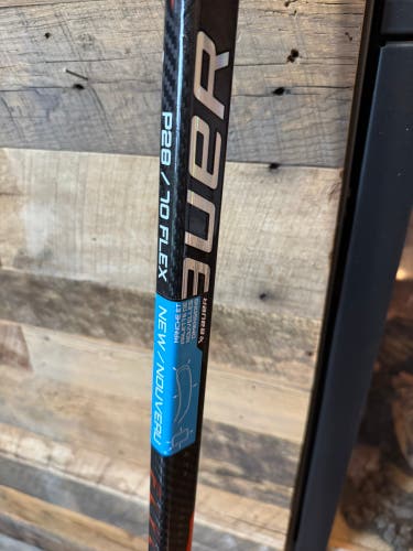 Senior Bauer Vapor Flylite Right Handed Hockey Stick P28 70 Flex (New)