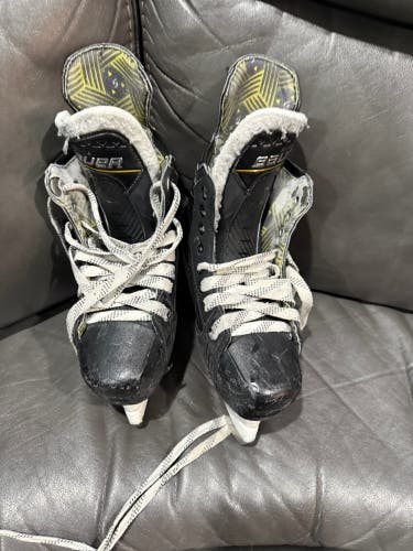 Black/Yellow 2024 Bauer Supreme M40 Hockey Skates Size 4 (Used)